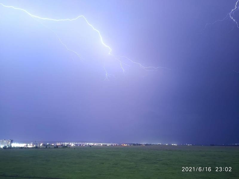 Челнинцы и нижнекамцы в соцсетях обсуждают молниеносную ночь Челнинцы и нижнекамцы в соцсетях обсуждают молниеносную ночь