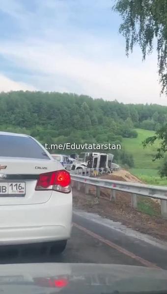 Под Казанью грузовик снес легковушку и перевернулся на бок: пострадали 2 человека