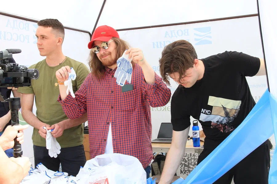 Бутылки, бампер и диван: добровольцы очистили Глубокое озеро