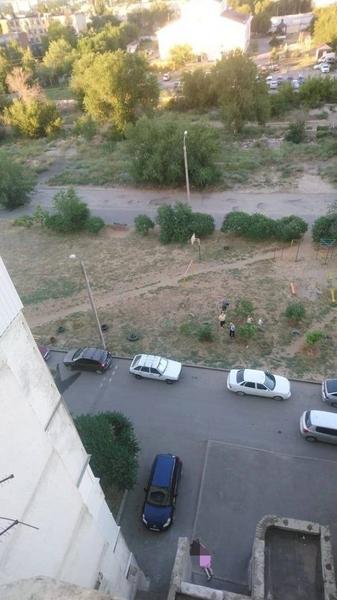 Мать из Волгограда выкинула из окна детей и покончила с собой