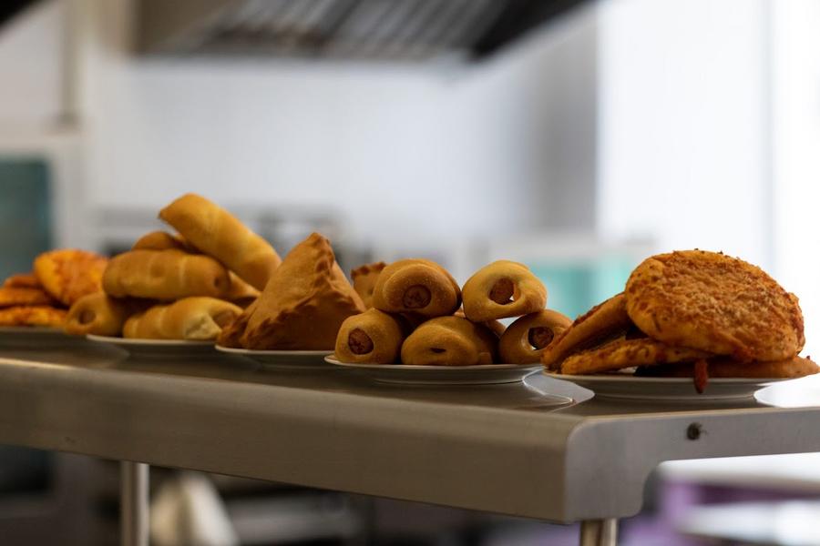 «Моя дочка говорит, что пельмени вонючие»: в Альметьевске пытаются вернуть школьникам и детсадовцам приличное меню