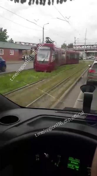 В Казани возле кольца Вахитова трамвай сошел с рельс