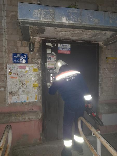 В Казани спасатели помогли трехлетней девочке, засунувшей ногу в батарею