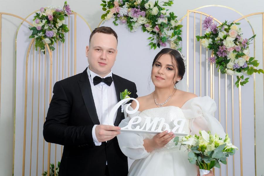 В первую летнюю неделю в Нижнекамске сыграли свадьбу 40 пар, в Альметьевске - на 10 меньше