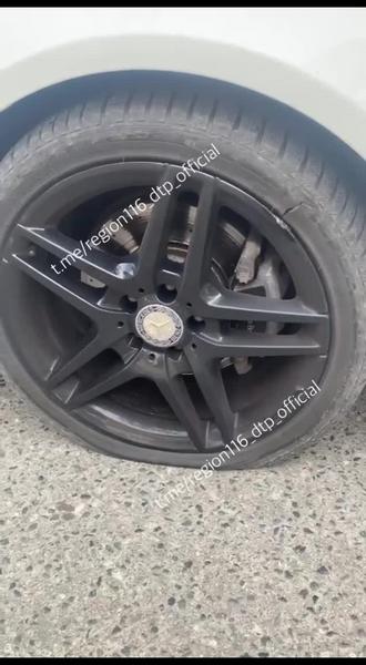 Водитель проехал через яму на Бутлерова и продырявил сразу два колеса