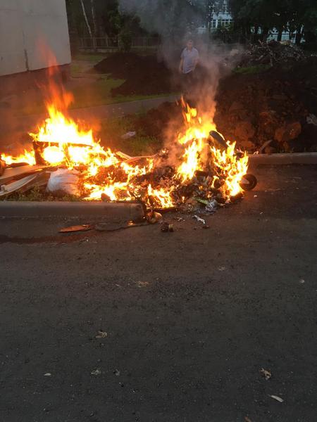 Между жилыми домами на Химиков в Нижнекамске полыхал мусорный контейнер