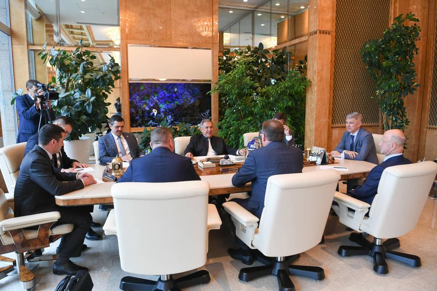 Минниханов обсудил с гендиректором «Зарубежнефти» сотрудничество в области нефтедобычи