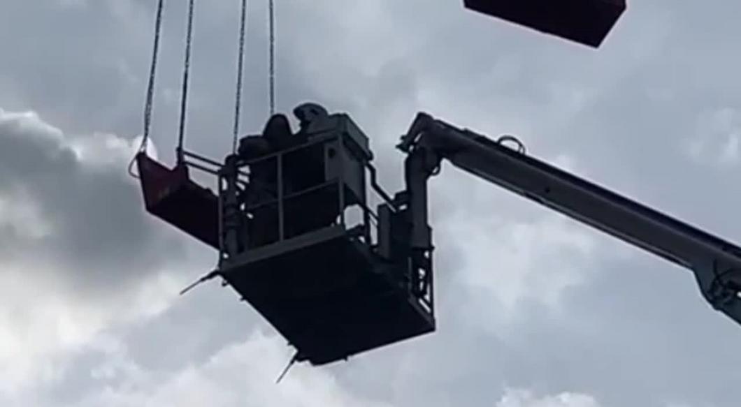 Семь человек застряли на 30-метровой высоте в парке аттракционов Ижевска: ЧП попало на видео