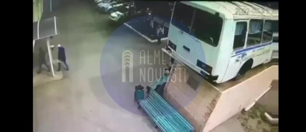 Соцсети: В Альметьевске начальник колонны АПОПАТа хотел засунуть водителя в мусорку