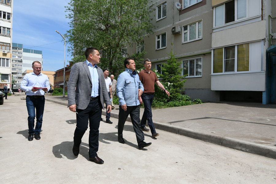 Метшин оценил ход работ по благоустройству двора на улицах Меридианной и Четаева в Казани