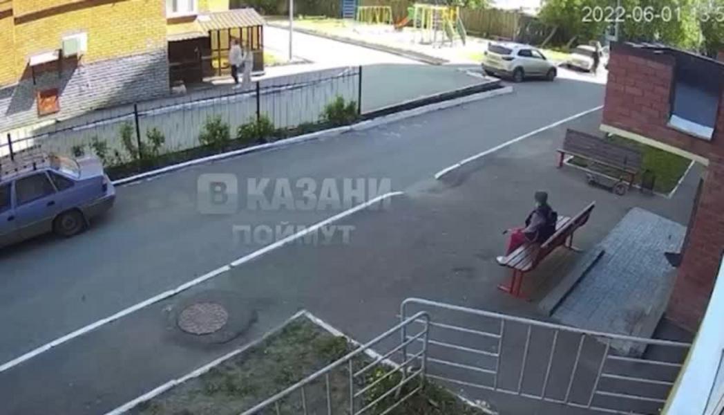 В Казани камеры наблюдения запечатлели крадущую детские ролики пенсионерку
