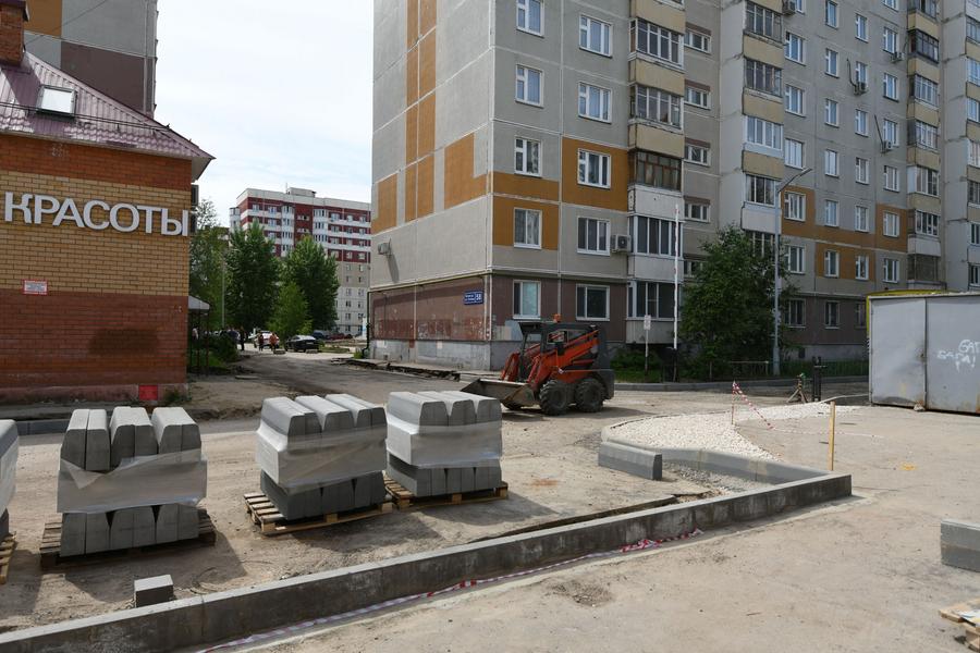 Метшин оценил ход работ по благоустройству двора на улицах Меридианной и Четаева в Казани