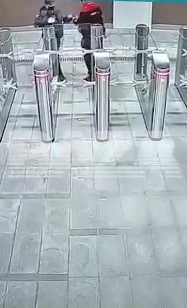 На железнодорожной станции в Подмосковье пассажир жестоко избил женщину-контролера