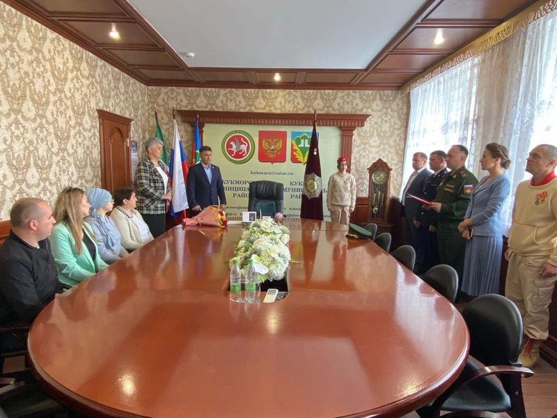 В Кукморе семье погибшего в спецоперации на Украине младшего сержанта вручили Орден Мужества