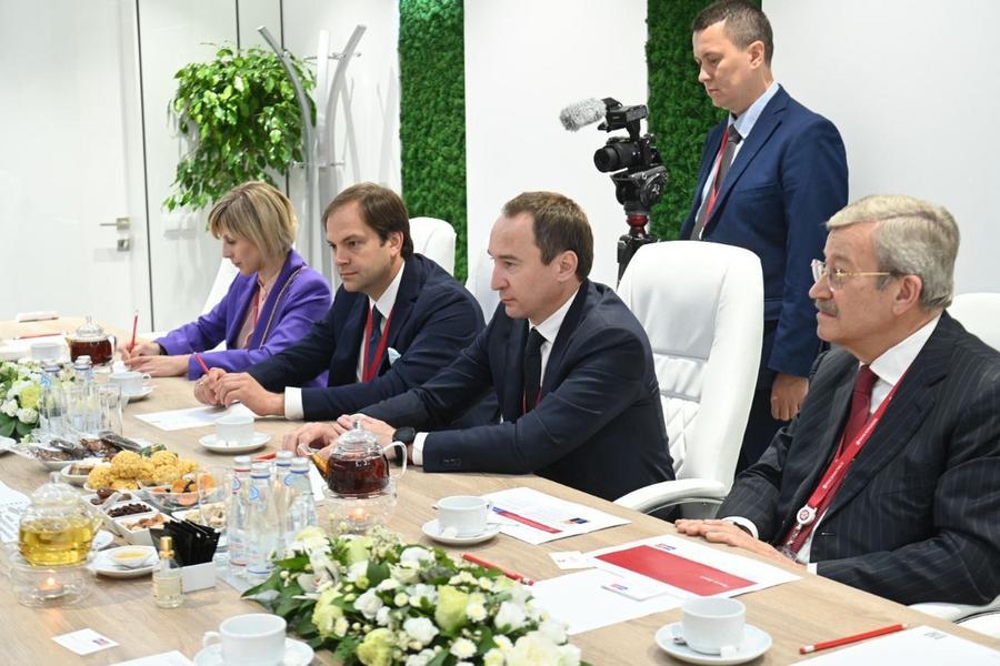 «Для нас важно наладить тесное взаимодействие с лидерами отечественной ИТ-индустрии»: чем Татарстан занимается на ПМЭФ