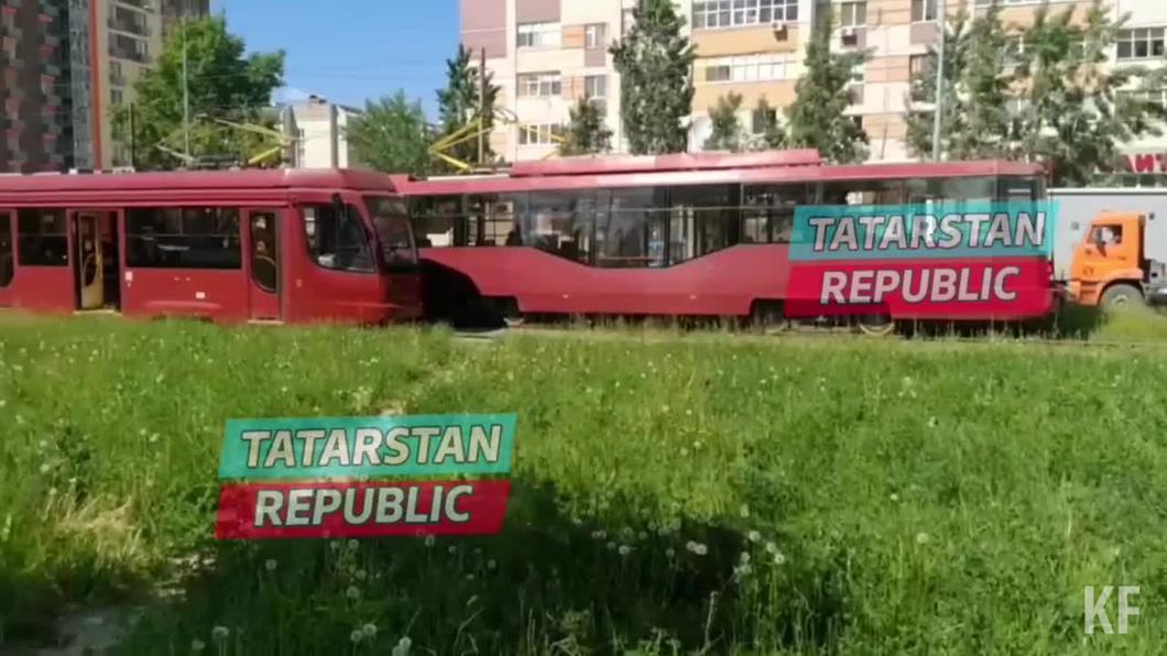 Два трамвая столкнулись на улице Серова в Казани: пострадали два человека