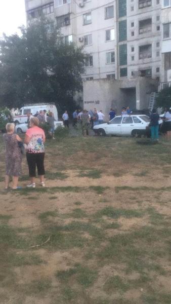 Мать из Волгограда выкинула из окна детей и покончила с собой