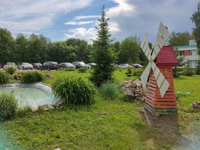 Нижнекамские медики у поликлиники создали уникальный природный уголок