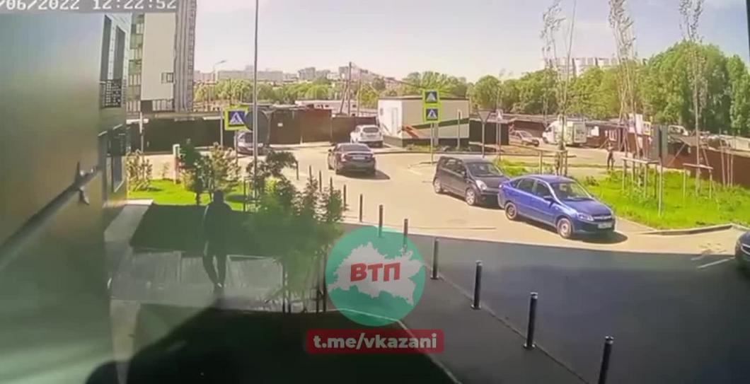 В казанском ЖК «Весна-2» двое мужчин остановили вора: момент попал на видео