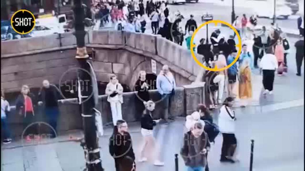 В Петербурге молодой человек уронил возлюбленную с моста в канал Грибоедова