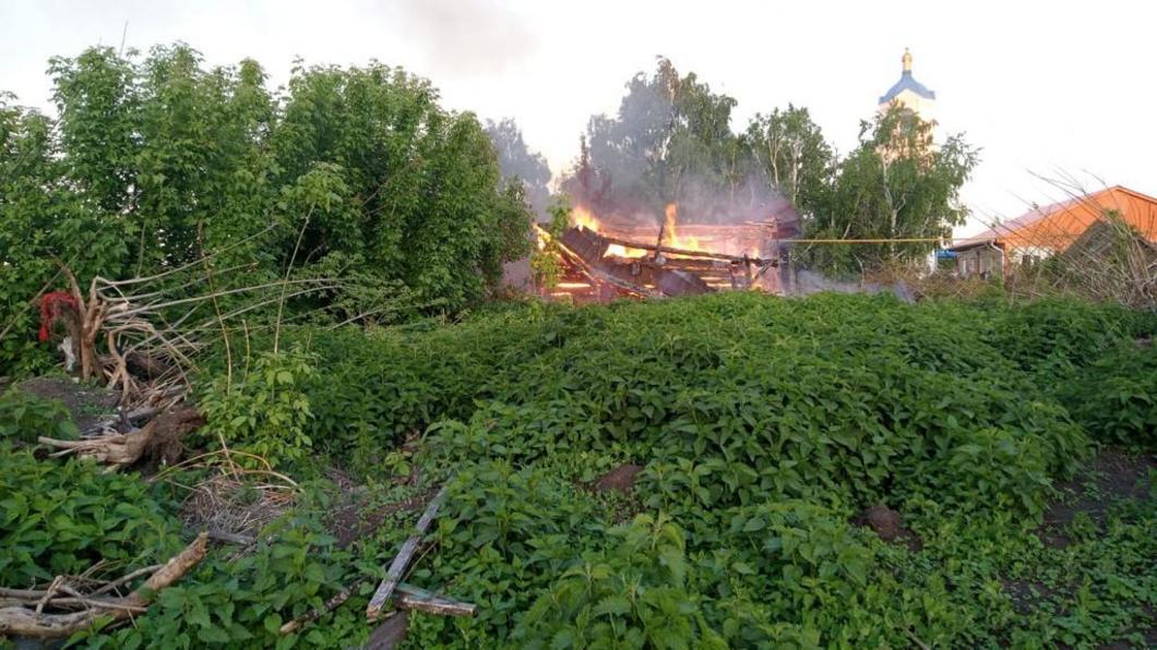Из-за неосторожного обращения с огнем в Нижнекамском районе сгорел заброшенный дом