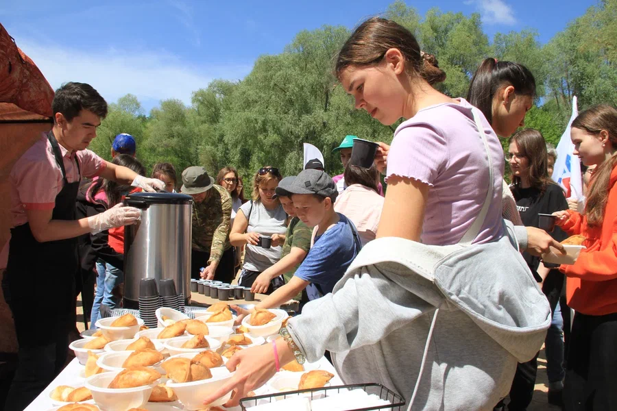 Бутылки, бампер и диван: добровольцы очистили Глубокое озеро