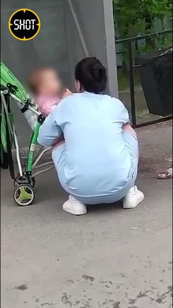 Россиянка учила ребенка в коляске курить вейп