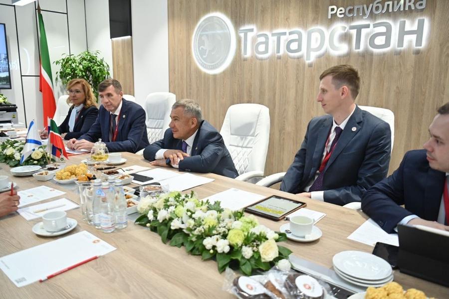 ​​Рустам Минниханов встретился на ПМЭФ с губернатором Архангельской области