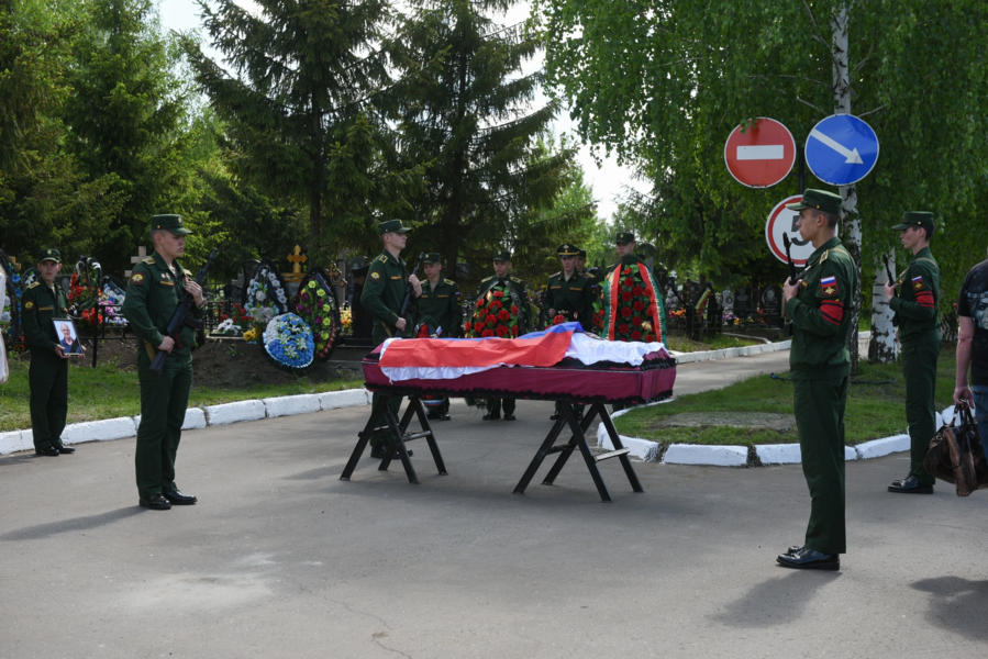 В Челнах простились с погибшим на Украине бойцом