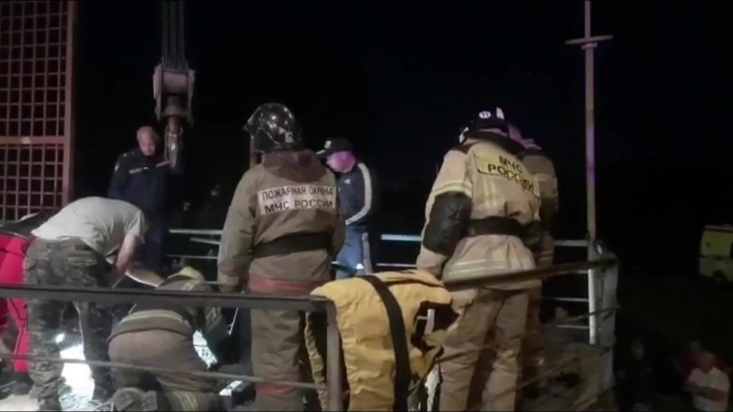 Сотрудники МЧС спасли девочку, которую затянуло в водопропускной шлюз на юге Красноярского края