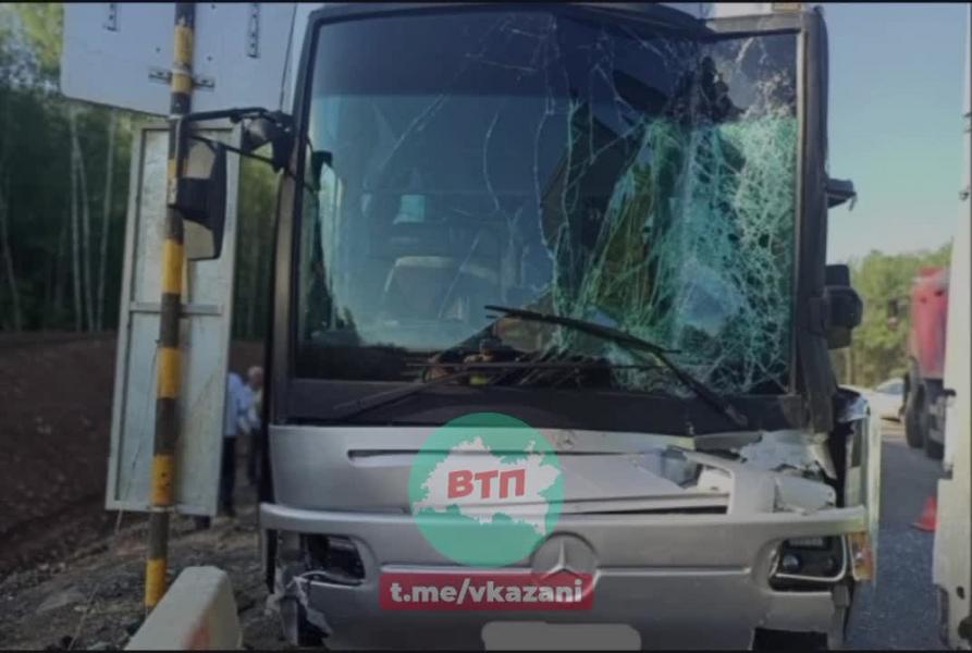 Автобус с возвращавшимися из Казани туристами врезался в фуру:  есть пострадавший