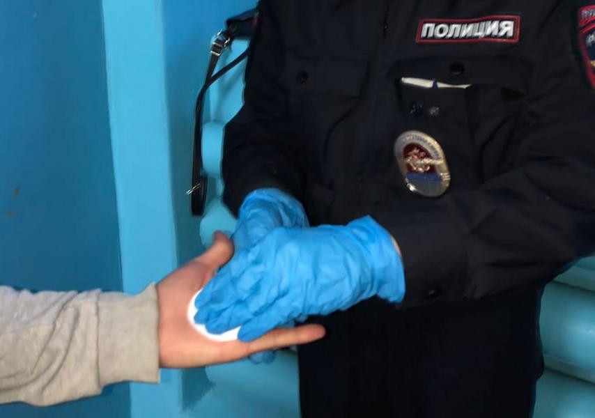 У пассажиров такси в Нижнекамске полицейские нашли наркотики