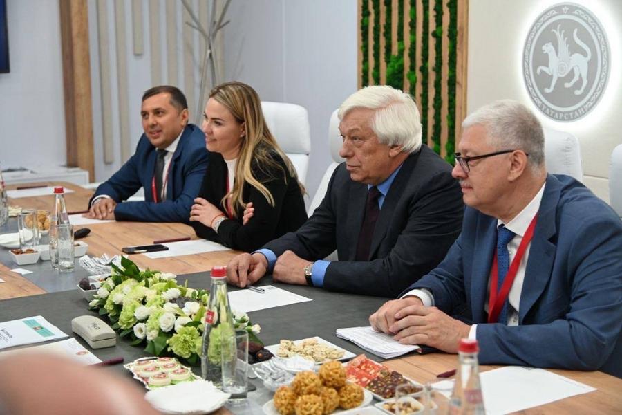 Минниханов встретился с председателем банка «Россия» Минниханов встретился с председателем банка «Россия»