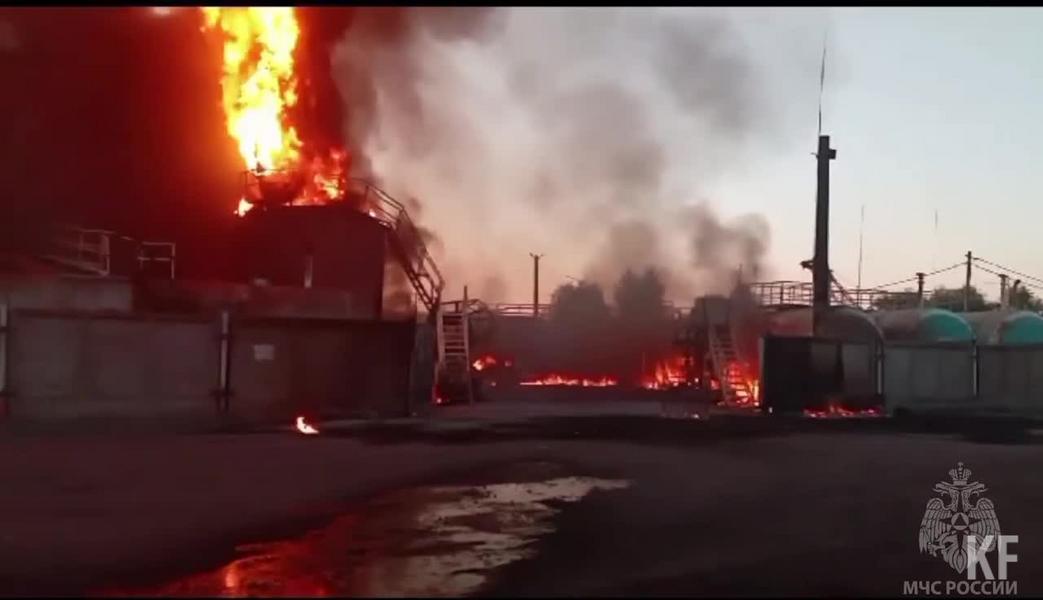 Крупный пожар тушат на складе ГСМ в Уфе