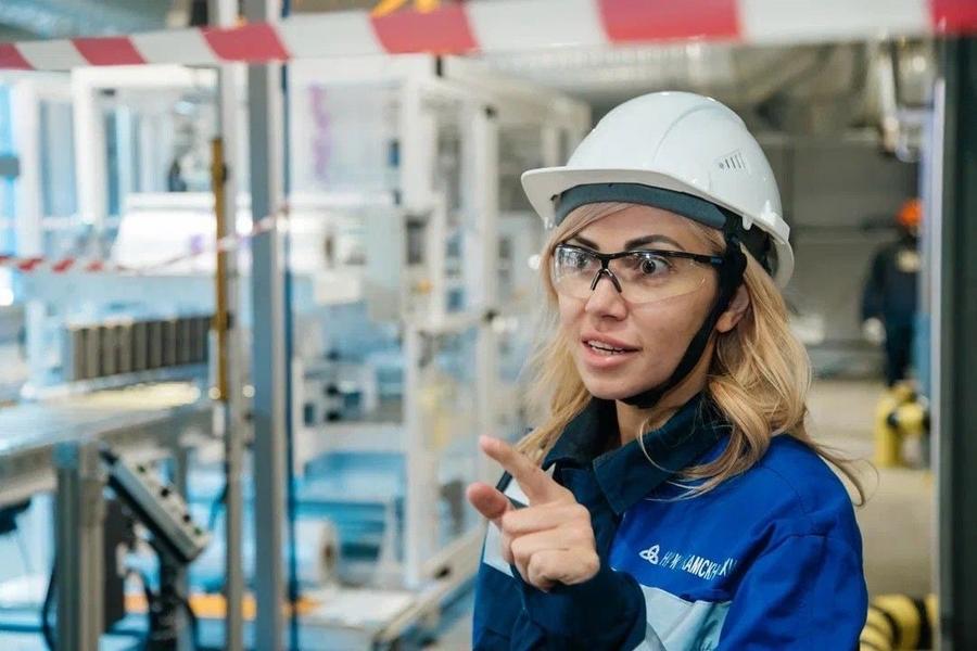 На «Нижнекамскнефтехиме» появился мурал по выпуску каучуков