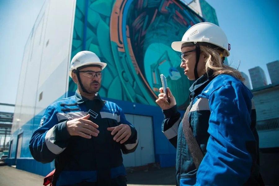 На «Нижнекамскнефтехиме» появился мурал по выпуску каучуков