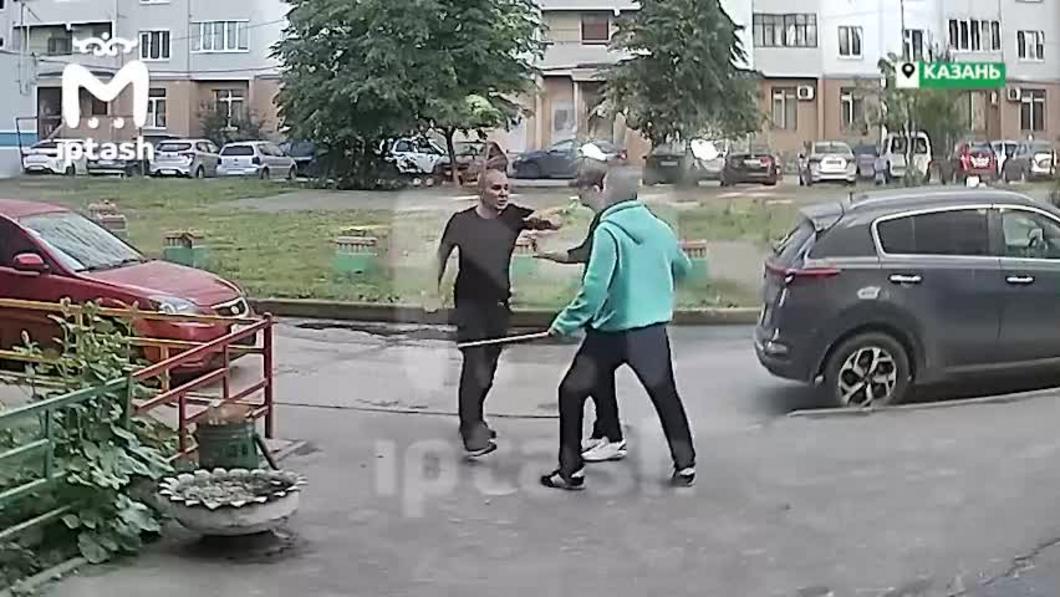Двух казанцев избили во дворе дома на улице Победы