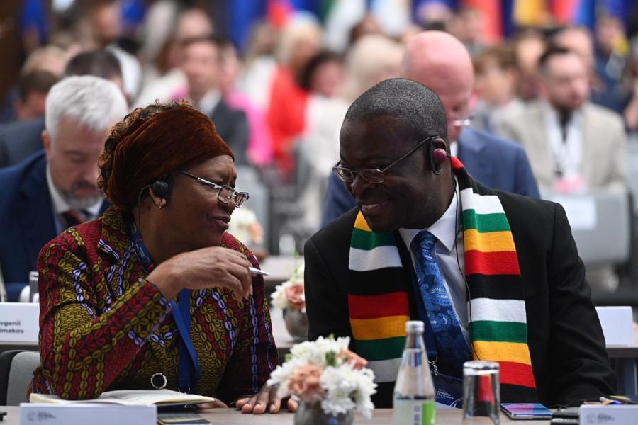 Минниханов поделился фотографиями с форума министров образования