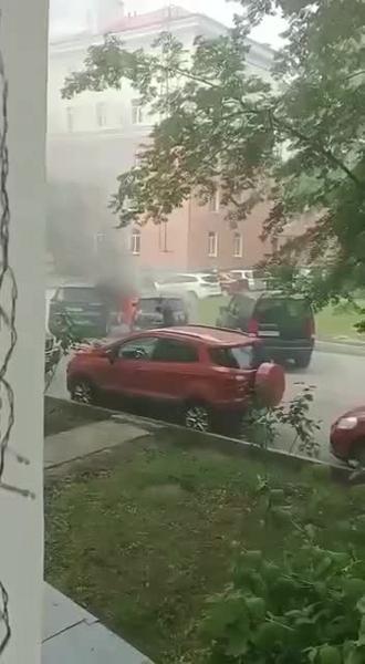 В Подмосковье мужчина вытащил из горящей машины 11-летнюю девочку