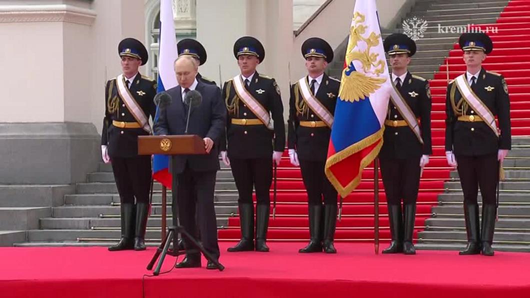 Путин в обращении к военнослужащим: вы фактически остановили гражданскую войну, действовали четко и слаженно Путин в обращении к военнослужащим: вы фактически остановили гражданскую войну, действовали четко и слаженно