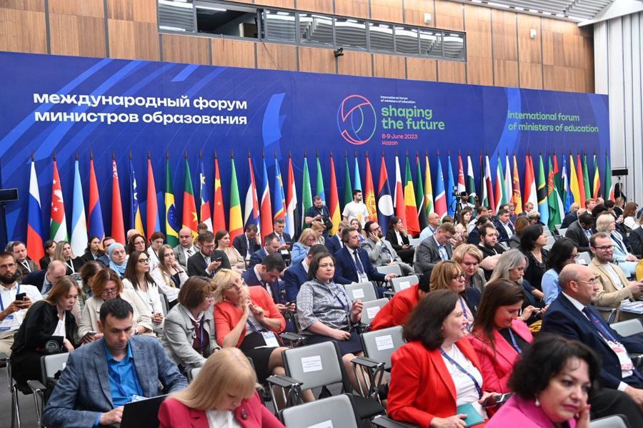 Минниханов поделился фотографиями с форума министров образования