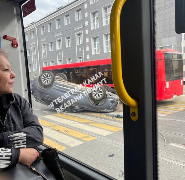 В центре Казани перевернулась машина