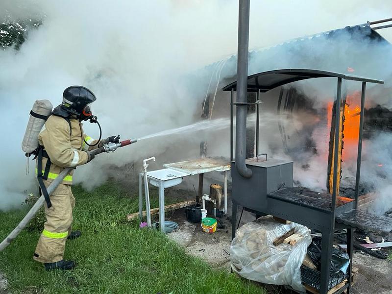 В дачном массиве под Нижнекамском полыхали баня, дровяник и веранда