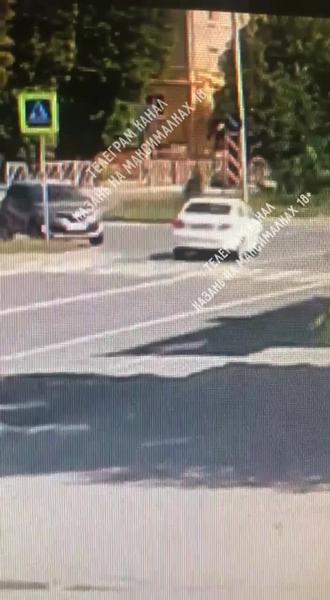 Очевидцы сняли на видео реакцию водителя, сбившего мотоциклиста в Казани