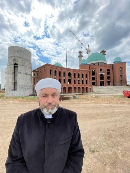 На купол Соборной мечети «Джамиг» Челнов установили полумесяц весом 700 кг На купол Соборной мечети «Джамиг» Челнов установили полумесяц весом 700 кг