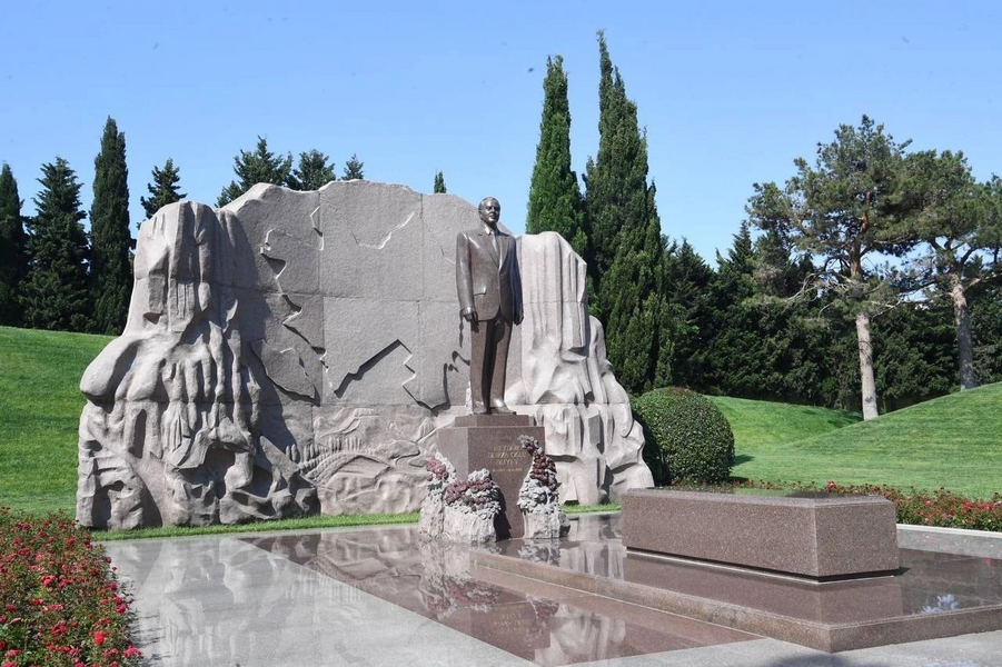 Рустам Минниханов возложил венок к могиле Гейдара Алиева и его супруги Зарифы Алиевой