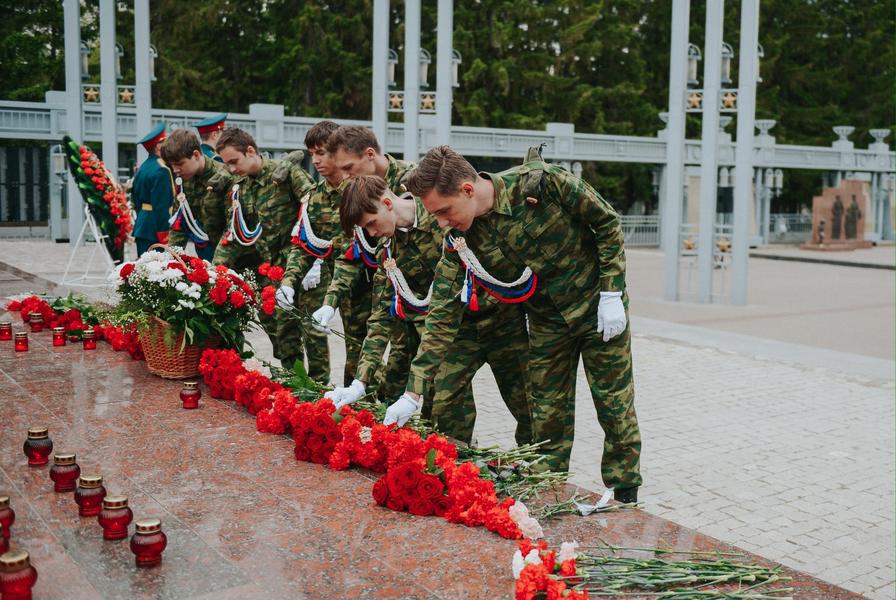 В День памяти и скорби в Альметьевске к мемориалу возложили цветы