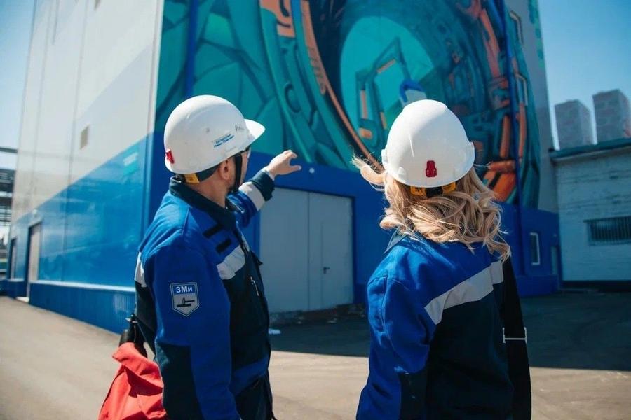 На «Нижнекамскнефтехиме» появился мурал по выпуску каучуков