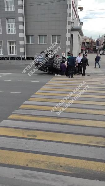 В центре Казани перевернулась машина