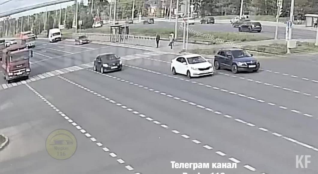 В сети появилось видео с моментом наезда «Газели» на остановку с людьми в Казани